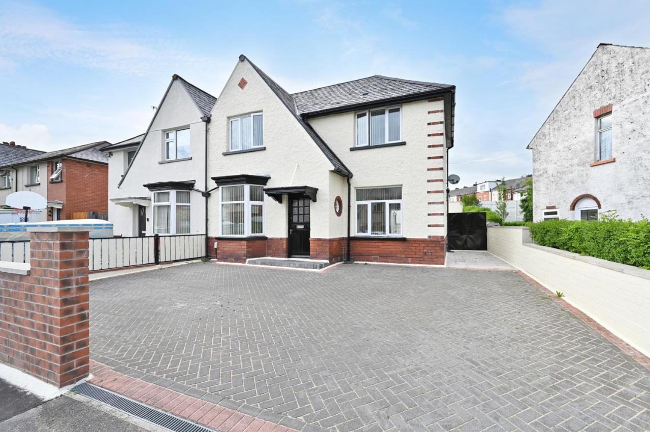 Villa Sleek And Stylish 3 Bed In Bolton - Garden - Parking Exterior foto
